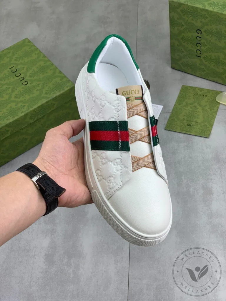 Gucci Low-Top Sneakers in White Leather Featuring Green and Red Web Stripe 49 Gucci Low-Top Sneakers in White Leather Featuring Green and Red Web Stripe