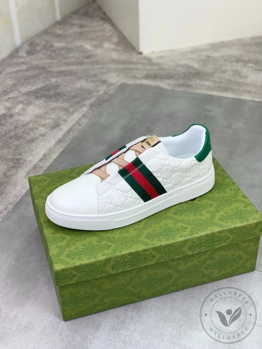Gucci Low-Top Sneakers in White Leather Featuring Green and Red Web Stripe 10 Gucci Low-Top Sneakers in White Leather Featuring Green and Red Web Stripe