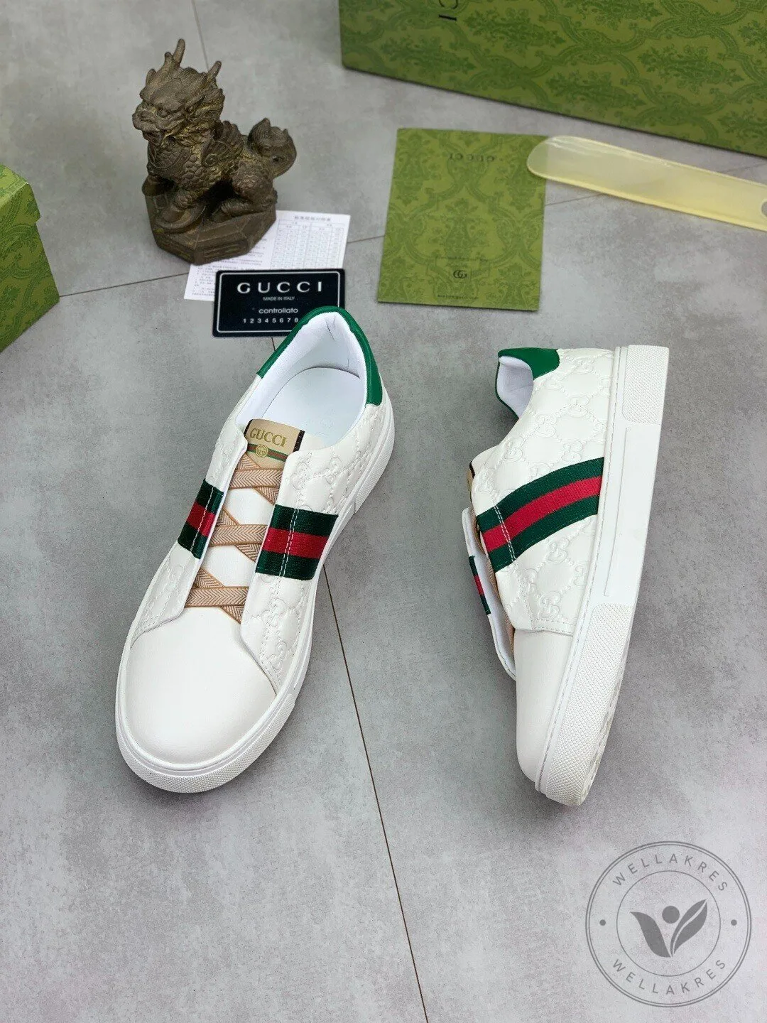 Gucci Low-Top Sneakers in White Leather Featuring Green and Red Web Stripe 11 Gucci Low-Top Sneakers in White Leather Featuring Green and Red Web Stripe