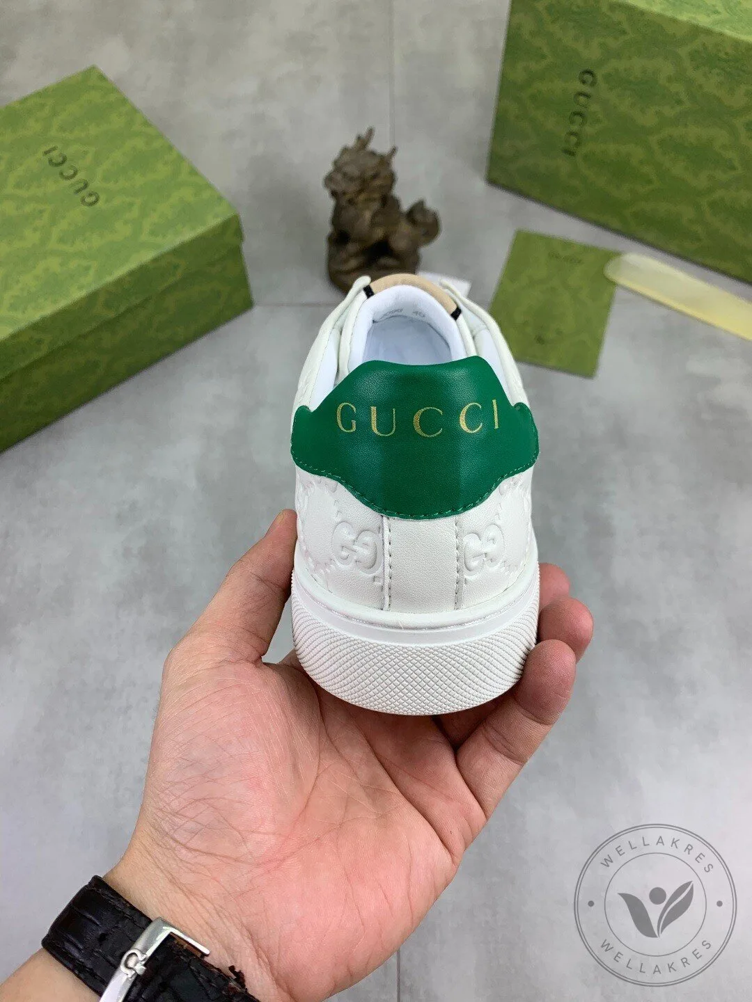 Gucci Low-Top Sneakers in White Leather Featuring Green and Red Web Stripe 12 Gucci Low-Top Sneakers in White Leather Featuring Green and Red Web Stripe