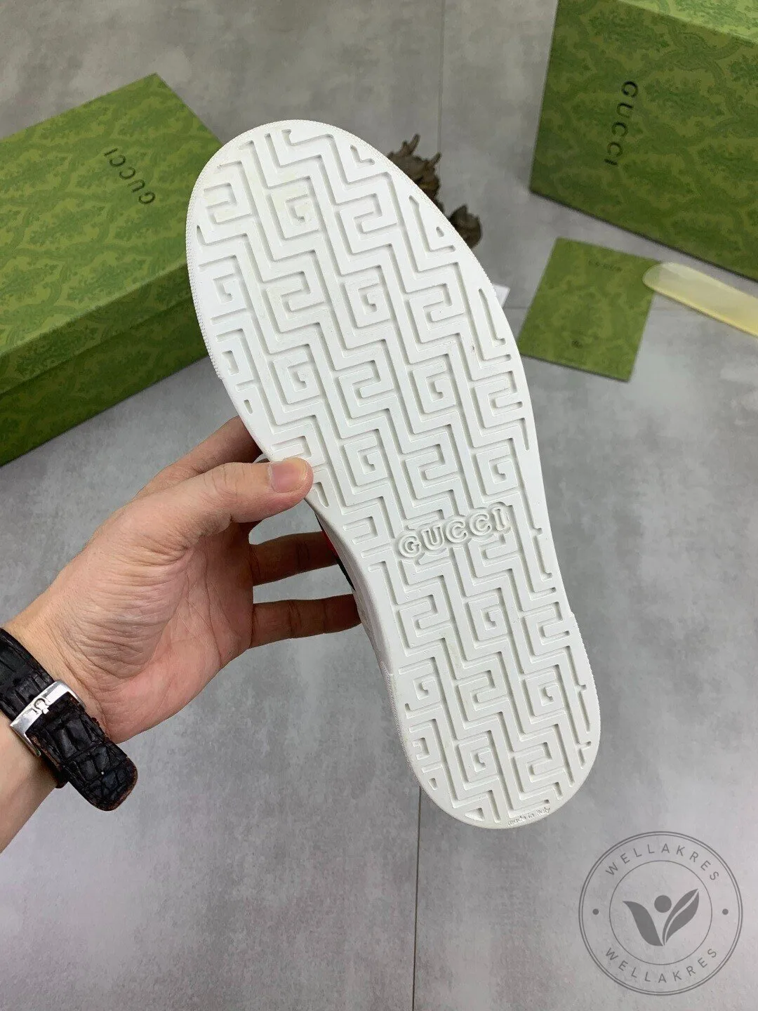 Gucci Low-Top Sneakers in White Leather Featuring Green and Red Web Stripe 13 Gucci Low-Top Sneakers in White Leather Featuring Green and Red Web Stripe